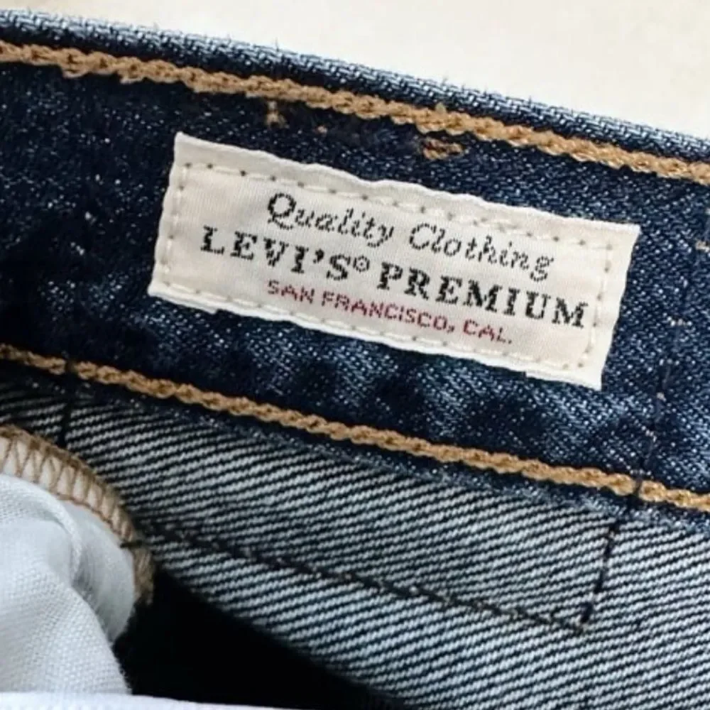 Levi’s Dark Wash Denim Shorts - Picture 2 of 4